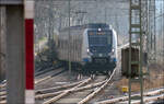 Quergestellt - 

... scheint der erste Wagen eines S-Bahnzuges der Linie S1 kurz vor der Einfahrt in den Bahnhof Stuttgart-Bad Cannstatt. Die S-Bahn hat die vier Remsbahngleise in einem kurzen Tunnel unterquert und fährt jetzt in das Gleis 2 des Bahnhofes ein. In der Regel halten die S-Bahnen am Bahnsteig zwischen Gleis 2 und 3, so kann über Eck bahnsteiggleich umgestiegen werden. 

18.02.2024 (M)