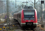 Ohne auf ein anderes Gleis zu wechseln - 

... können die Züge der Linien S2 und S3 den Bahnhof Stuttgart-Bad Cannstatt verlassen. Zunächst müssen sie die beiden Fern- und Regionalbahngleise unterqueren um dann über eine Rampe deren Höhe zu erreichen.

18.02.2024 (M)

