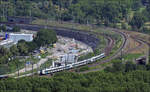 Gleise auf verschiedenen Ebenen -     Der S-Bahnzug befindet sich auf dem Weg vom Stuttgarter Hauptbahnhof zum Nordbahnhof.