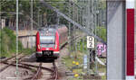 Bei der ersten Serie - 

... der S-Bahn-Baureihe 430 wurde die gesamte Scheinwerferfläche  als Front- oder Rücklicht genutzt während es bei der nächsten Generation aufteilt wurde, oben das Frontlicht und unten das Rücklicht. Da beide Generationen nicht miteinander kuppelbar sind, gibt es auf der Frontscheibe ein farbiger Punkt. In Gelb bei den älteren Fahrzeugen, blau bei den neueren.

Hier ein Zug der älteren Baureihe auf der S3 bei der Einfahrt in den Bahnhof Stuttgart-Bad Cannstatt in Richtung Hauptbahnhof. Links das Gleis der S1, das sich allmählich begrünt.

10.07.2024 (M)