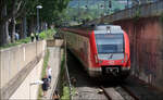 Das Rot der S-Bahn reflektiert auf der Betonwand daneben -     Ein Zug der Linie S2 aus Richtung Esslingen kommend kurz vor dem Bahnhof Stuttgart-Bad Cannsatt an der dortigen