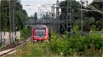 S-Bahn Einfahrt in den Personenbahnhof Kornwestheim -     Wie kommt aber die S-Bahn zum Bahnsteig oder ist das Gebüsch Endstation? Zumal der Zug der Baureihe 430 auf der Linie S5 direkt auf das