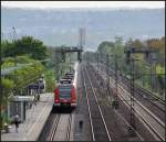 Bergiges Stuttgart -     Ein S-Bahnzug der Baureihe 423 erreicht die S-Bahnstation  Sommerrain  an der viergleisigen Rampenstecke zwischen Bad Cannstatt und Fellbach.