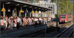 Volksfest auf dem Cannstatter Wasen -     Der Bahnhof Stuttgart-Bad Cannstatt kommt dabei an seine Belastungsgrenze, was die Menge der hier ein- und aussteigenden Fahrgäste betrifft.