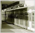 Schatten auf der Bahn -     Ein Zug der Stuttgarter S-Bahnlinie S6 im hochliegenden Bahnsteig in Richtung Weil der Stadt.