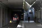 Bahn, aus dem Dunkeln kommend -    Einfahrt einer S-Bahn der Baureihe 430 in die teilweise überdeckelte Station Echterdingen.