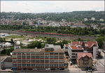 In voller Länge und hauchdünn -    Der S-Bahn-Langzug auf der Linie S1 wird gleich in den Bahnhof Esslingen am Neckar einfahren.