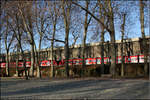 Bäume und ihre Schatten -    und dazwischen ein S-Bahnzug.