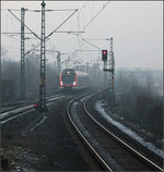 Etwas Dunst gegen Abend -    Einfahrt einer S-Bahn der Linie S2 Richtung Schorndorf in die Station Endersbach.