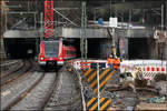 Am Ende des Tunnel wird geschlängelt -    Das Stadtauswärtsgleis der S-Bahn am Bahnhof Stuttgart-Feuerbach wurde auf die Lage des früheren Stadteinwärts-Ferngleis verlegt, dadurch