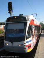 Saarbahn mit neuer Werbung fr die Europa Gallerie, die am 21.10.2010 in Saarbrcken am Hauptbahnhof erffnet.