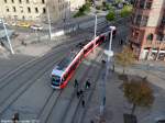 Saarbahn mit Werbung fr Vodafone fhrt die Haltestelle Saarbrcken Hauptbahnhof an. Das Foto habe ich am 27.10.2010 gemacht.