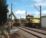 2011 - Einhundert Jahre Kllertalbahn Lebach - Vlklingen!

1911 erffnet, 1985 fr den Personenverkehr stillgelegt. Dann erfolgte der Rckbau von Vlklingen bis Etzenhofen. Von Lebach gab es noch einige Jahre geringen Gterverkehr bis Kllerbach - Etzenhofen zur SKF und Propan Union. Dann in den 90er Jahren der komplette Rckbau.
Und nun fast pnktlich zum 100 jhrigen gibt es eine Wiedergeburt der Strecke. Die Trasse zwischen Vlklingen - Pttlingen - Etzenhofen wird wohl nie wieder eine Bahn sehen (schade) aber ab dem Haltepunkt der Saarbahn Walpershofen/Etzenhofen wurde die Strecke auf alter Trasse neu gebaut. Ab 01.11.2011 verkehren die Saarbahnzge zunchst bis Heusweiler-Markt. 2013 sollen die Zge wieder bis Lebach rollen.
Am 13.09.2010 sind die Bauarbeiten voll im Gange. In Heusweiler entsteht der Haltepunkt Realschule. Der alte Bahnhof in Heusweiler, hinter dem linken Zweiwegbagger, htte es sich nicht trumen lassen, dass noch einmal Zge an ihm vorbei fahren aber nicht mehr halten.