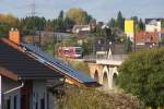 Das Eiweiler Viadukt - 1911 wurde die Bahnlinie Lebach - Völklingen eröffnet. Das Viadukt in Eiweiler war ein Sandsteinviadukt mit 6 Bögen und einer Länge von 120 Metern, die Höhe betrug 20 Meter. Wie die meisten Brücken wurde das Viadukt 1945 gegen Ende des II Weltkrieges zerstört und später wieder als Notbrücke aufgebaut.
5 Bögen wurden durch eine Stahlbrücke ersetzt. Nach der Reaktivierung der Strecke für die Saarbahn wurde das Viadukt wieder mit 6 Bögen versehen. 1 original Sandsteinbogen und fünf neue aus Stahlbeton. Saarbahn von Lebach nach Brebach in Eiweiler kurz hinter dem neuen  Bahnhof . Bahnstrecke 3291 Lebach - Völklingen 19.10.2014