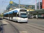 Die Straenbahn Linie 1 verlsst die Station  Saarbrcken, Hauptbahnhof .