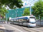 Saarbrcker Stadtbahnwagen 1005 auf der Linie 1 Richtung Riegelsberg Sd auf dem Weg zur Haltestelle Hauptbahnhof; im Hintergrund ist der im Umbau zum  Eurobahnhof  befindliche und derzeit verhllte