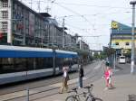 Stadtbahnwagen 1017 auf der Linie 1 Richtung Riegelsberg Sd bei der Einfahrt in die Haltestelle Saarbrcken Hauptbahnhof am 10.06.07.