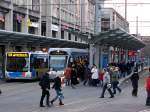 Stadtbahn-Linie 1 (Richtung Brebach) am dritten Adventssonntag (15.12.2007) im Vorweihnachts-Einkaufsgetmmel an der Haltestelle Hauptbahnhof - im Paar mit Stadtbus der Linie 128.