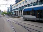 Wagen 1019 verlsst als 1 Richtung Riegelsberg Sd die Haltestelle Hauptbahnhof (Stadtbahn) Richtung Trierer Strae - im Hintergrund die Saarbrcker Zentrale der Deutschen Post (04.07.2008).