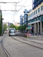 Wagen 1019 der Saarbrcker Verkehrsbetriebe ( Saarbahn&Bus ) verlsst die Haltestelle Hauptbahnhof (Stadtbahn), die vom Bahnhofstunnel unterquert wird, und befhrt als Linie 1 Richtung Riegelsberg Sd