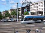 Stadtbahnwagen 1007 auf der Linie 1 Richtung Brebach beim Verlassen der Haltestelle Saarbrcken Hauptbahnhof (Stadtbahn) - im Hintergrund ist der Zugang zur Saarbrcker Fugngerzone und das