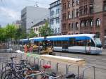 Stadtbahnwagen 1013 der Saarbahn (Linie 1 Richtung Kleinblittersdorf)  bahnt  sich den Weg durch die Baustelle an der Haltestelle  Hauptbahnhof (Stadtbahn) , wo derzeit der Straenbelag erneuert wird,