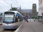 Stadtbahnwagen 1016 der Saarbahn auf der Linie 1 Richtung Brebach in der Haltestelle  Cottbuser Platz  im Saarbrcker Stadtteil Malstatt - im Hintergrund die Josefskirche (11.07.2008).