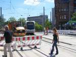 Stadtbahnwagen 1026 der Saarbahn  erklimmt  als Linie 1 Richtung Siedlerheim (an der nrdlichen Stadtgrenze von Saarbrcken) die Auffahrt zur Haltestelle Hauptbahnhof (Stadtbahn) und durchquert die