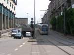 Autos von unten, Bahn von oben: Saarbahn-Wagen 1021 Richtung Riegelsberg Sd rauscht von der Haltestelle Hauptbahnhof (Stadtbahn) Richtung Haltestelle Trierer Strae (28.07.2008).