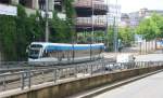 Stadtbahnwagen 1008 der Saarbahn Richtung Kleinblittersdorf erklimmt von der Haltestelle Trierer Strae kommend die Auffahrt zur Haltestelle Hauptbahnhof (Stadtbahn), wo der Individualverkehr im