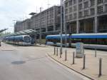 Zwei Stadtbahnwagen der Saarbahn (links 1013 Richtung Siedlerheim, rechts 1006 Richtung Kleinblittersdorf) begegnen sich an der Haltestelle Hauptbahnhof (Stadtbahn) - im Hintergrund zu sehen ist nicht