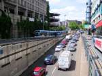 Die Autofahrer stehen im Stau, die Bahnfahrer rauschen daran vorbei: zwei Stadtbahnzge (links Richtung Kleinblittersdorf, rechts Richtung Siedlerheim) begegnen sich bei der Auf- bzw.