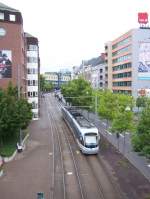 Wagen 1029 der Saarbahn auf der Linie 1 Richtung Brebach kurz nach dem Unterqueren der Westspangenbrcke, von der das Foto aufgenommen wurde, bei der Einfahrt in die Haltestelle  Trierer Strae .