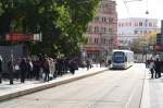 Wagen 1021 auf der Linie 1 Richtung Riegelsberg Sd auf dem Weg in die Haltestelle Johanneskirche, wo er offensichtlich schon von einer Menschenmenge erwartet wird (02.10.08).