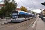 Vollzug aus 1001 und unbekanntem Stadtbahnwagen auf der Linie 1 Richtung Siedlerheim in der Haltestelle  Pariser Platz/St.