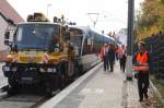 Wagen 1009 bei der Einfahrt in die knftige Haltestelle  Riegelsberg Post  bei der ersten Test-/Bgelfahrt am 13.10.2008 - aus Sicherheitsgrnden vorangestellt ist ein Unimog, der auch der Stadtbahn