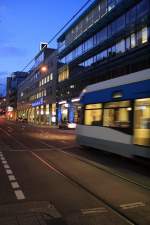 Wagen 1008 auf der Linie 1 Richtung Siedlerheim beim Verlassen der Haltestelle  Kaiserstrae  im Saarbrcker  Bankenviertel  (07.11.2008).