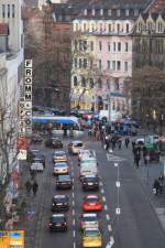 Unbekannter Stadtbahnzug auf der 1 Richtung Brebach an der Haltestelle Johanneskirche/Rathaus an einem verkehrsreichen 23.12.2008.