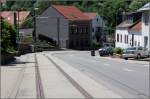 Saarbahn in Riegelsberg: Die weitere Gefllstrecke verluft kurvenreich durch den lndlich geprgten Ort. 23.05.2009 (Matthias)