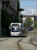 Die Morgensonne des 22.06.09 spiegelt sich in der Frontscheibe der an der Haltestelle Saarbrcken Hbf ankommenden Straenbahn.