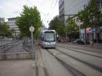 Eine Saarbahn auf dem Weg an die Haltestelle Hauptbahnhof.