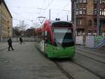 Die Saarbahn verlsst die Haltestelle Saarbrcken am Hauptbahnhof.