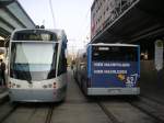 Saarbahn und Bus an der Haltestelle Saarbrcken-Hauptbahnhof.