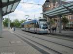 Eine Saarbahn fhrt die Haltestelle Saarbrcken Hauptbahnhof an.