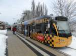 Das Foto zeigt die Saarbahn an der Haltestelle Bahnhof Brebach.