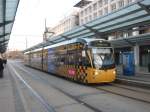 Das Foto zeigt die Saarbahn an der Haltestelle Saarbrcken Hauptbahnhof.