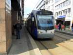 Die Saarbahn hlt an der Haltestelle Saarbrcken Kaiserstrae.