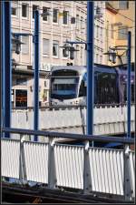 Weißblaue Brücke für die weißblauen Bahnen -     Sehr verdichte Aufnahme der Brücke über die Gleisanlagen am Cottbusser Platz in Saarbrücken.