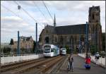 Begegnung auf der Brücke -     Kurz vor der Haltestelle Cottbusser Platz in Saarbrücken werden bei der St.-Josef-Kirche die DB-Gleisanlagen auf einer recht steilen Brücke