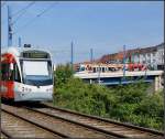 Begegnung I -     Im Bereich der Eisenbahnüberführung am Cottbusser Platz in Saarbrücken begegnen sich die nord- und südwärts fahrende Bahnen der Saarbahn.